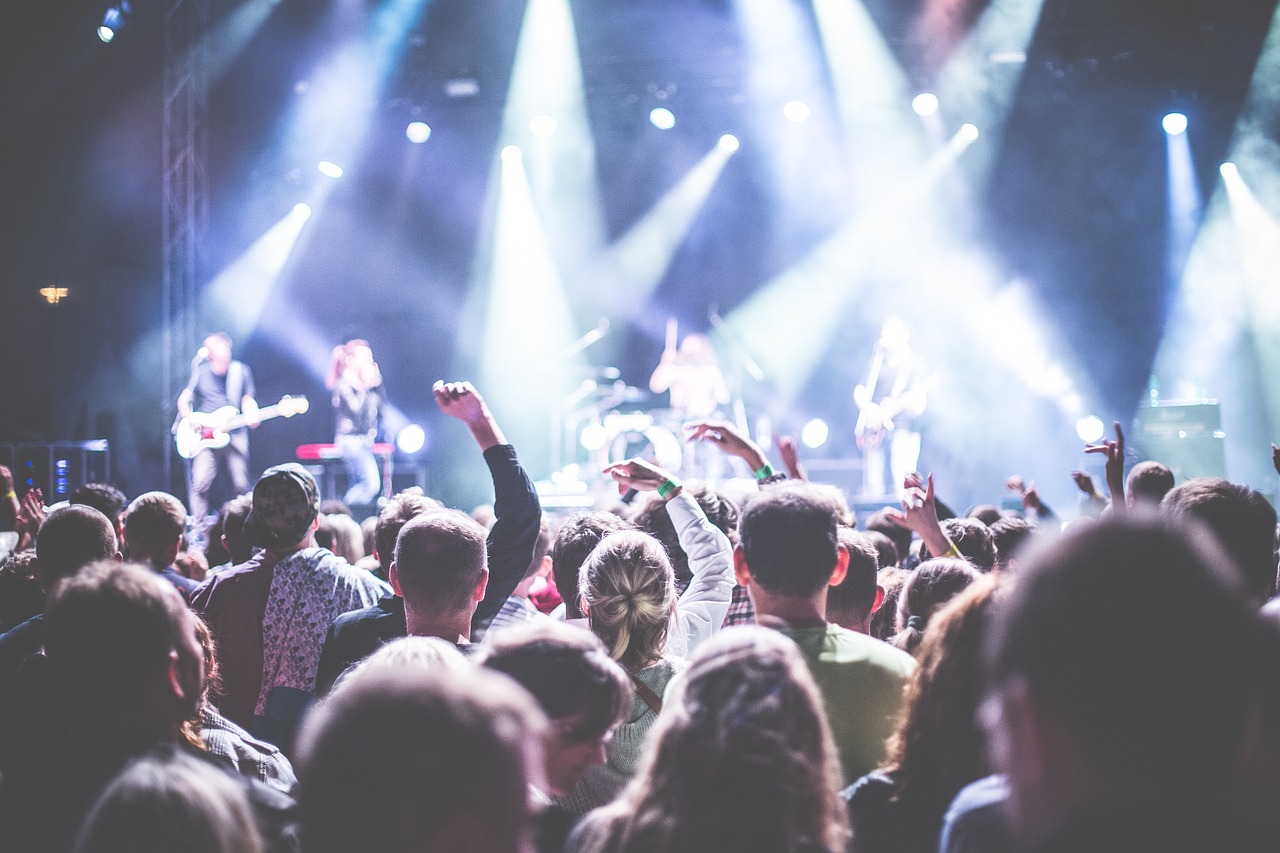 erlebe die besten after-ski-partys mit pulsierender musik, erfrischenden getränken und unvergesslichen momenten in den bergen. lass die tage auf der piste mit einer ausgelassenen feier ausklingen!