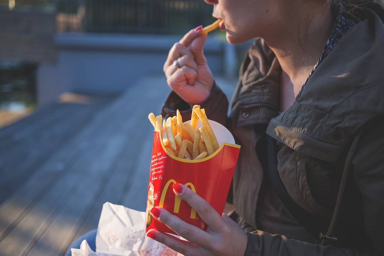 intermittierendes fasten ist eine beliebte ernährungsweise, die essenszeiten mit fastenperioden kombiniert. entdecken sie die vorteile für ihre gesundheit, gewichtsmanagement und allgemeines wohlbefinden.