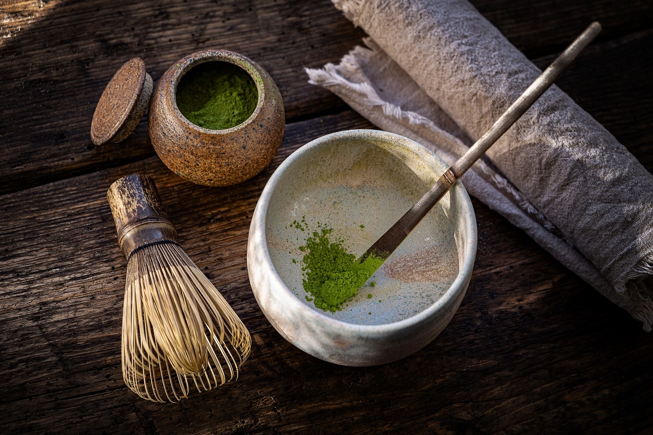 entdecken sie die vorteile und vielseitigen verwendungsmöglichkeiten von matcha, dem grünen tee-pulver aus japan. erfahren sie, wie matcha nicht nur energie liefert, sondern auch reich an antioxidantien ist und ein gesundes lebensgefühl fördert.