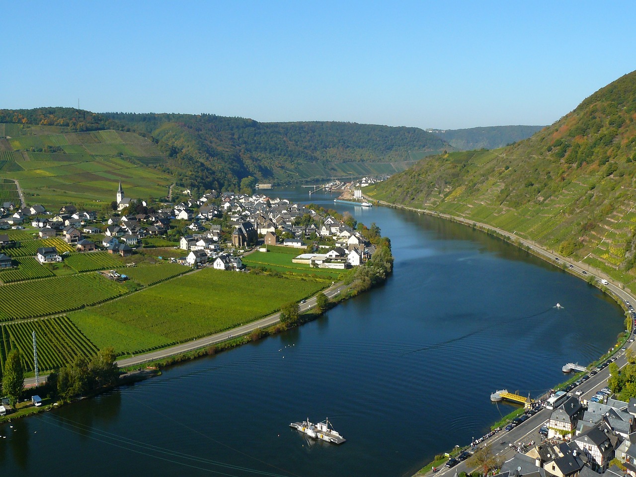 entdecken sie die wunderschöne moselle, eine der malerischsten regionen deutschlands, bekannt für ihre atemberaubenden weinlandschaften, charmanten dörfer und historischen sehenswürdigkeiten. genießen sie die kulinarischen köstlichkeiten und die entspannte atmosphäre entlang des flusses.