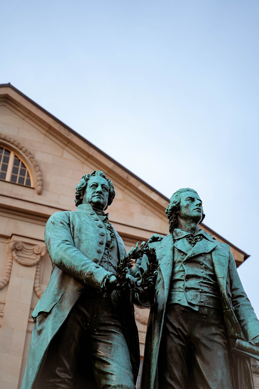 entdecken sie weimar, die wiege der deutschen kultur und heimat bedeutender persönlichkeiten wie goethe und schiller. erleben sie die faszinierende geschichte, beeindruckende architektur und die inspirierende atmosphäre dieser unesco-weltkulturerbestadt.