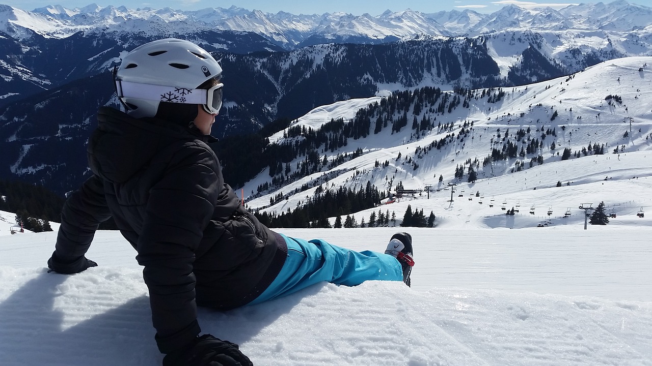 entdecken sie den perfekten skihelm für sicheren und stylischen spaß im schnee. unsere hochwertigen helme bieten optimalen schutz und komfort für alle skifahrer, egal ob anfänger oder profi. fahren sie mit vertrauen und stil durch die pisten!