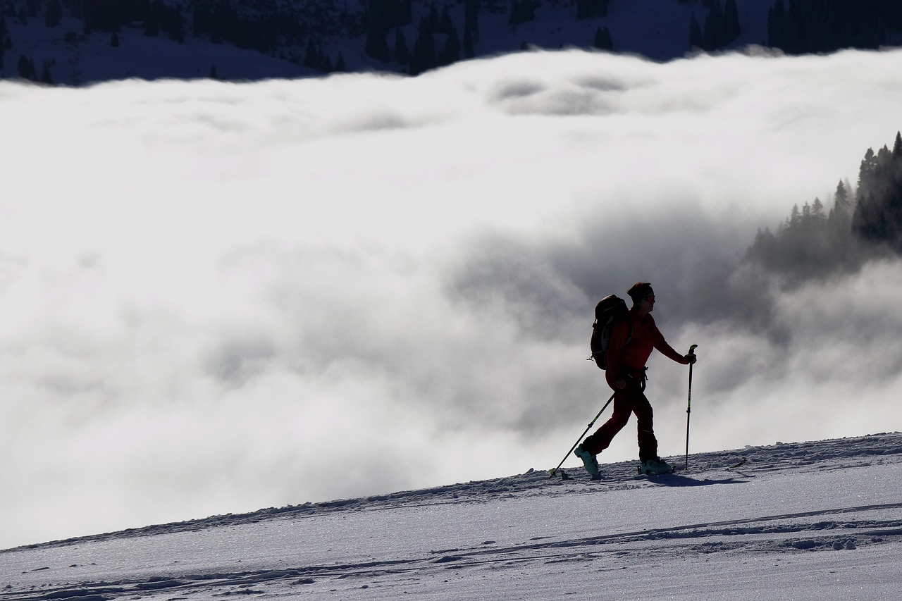 erleben sie die ultimative after-ski-party mit guter musik, ausgelassener stimmung und leckeren drinks in einem der besten après-ski-lokale der alpen. tanzen sie bis in die frühen morgenstunden und genießen sie unvergessliche momente nach einem aufregenden skitag!