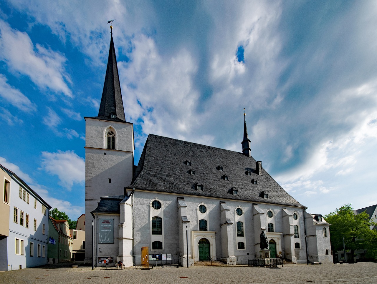 entdecken sie die faszinierende stadt weimar, bekannt für ihre reiche geschichte, beeindruckende architektur und kulturelle bedeutung. tauchen sie ein in die welt von goethe und schiller und genießen sie die zahlreichen museen und historischen stätten, die weimar zu bieten hat.