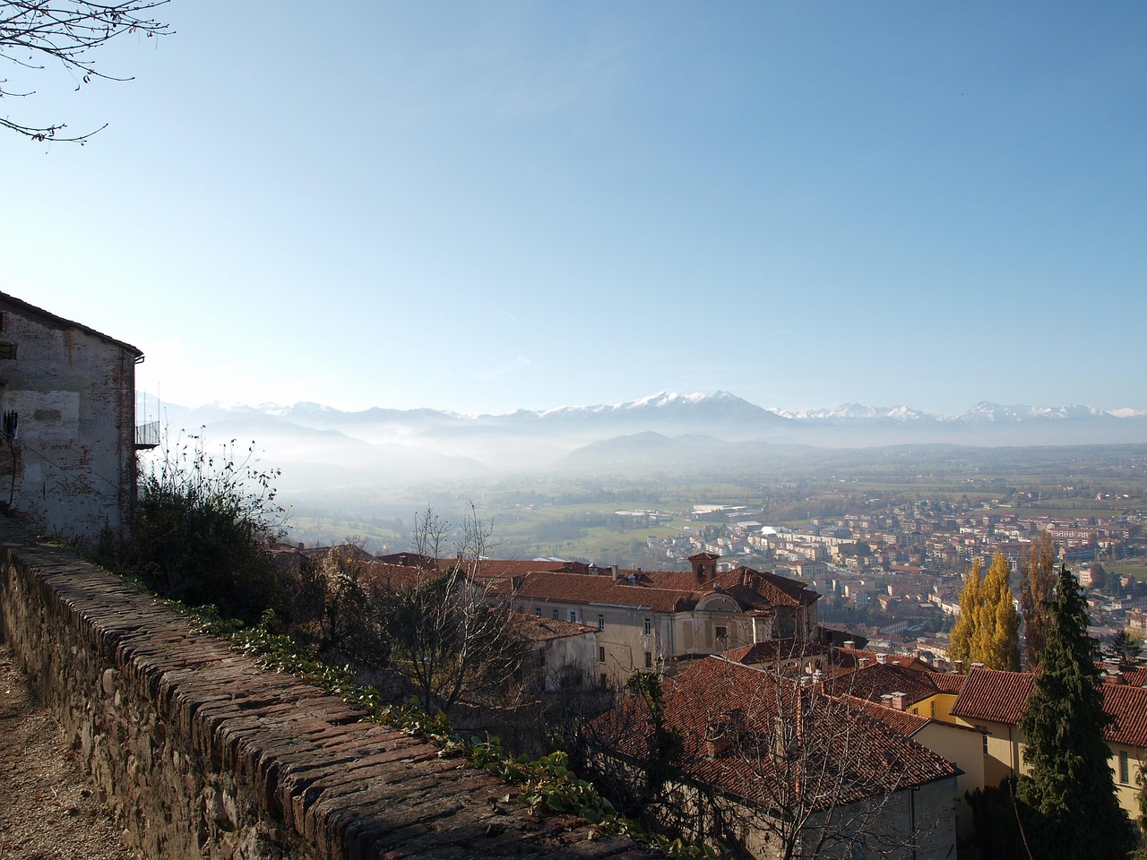 entdecken sie die atemberaubende schönheit und die kulinarischen köstlichkeiten der region piemont in italien. von den malerischen weinbergen bis zu den charmanten dörfern bietet der piemont unvergleichliche erlebnisse für reisende und feinschmecker.