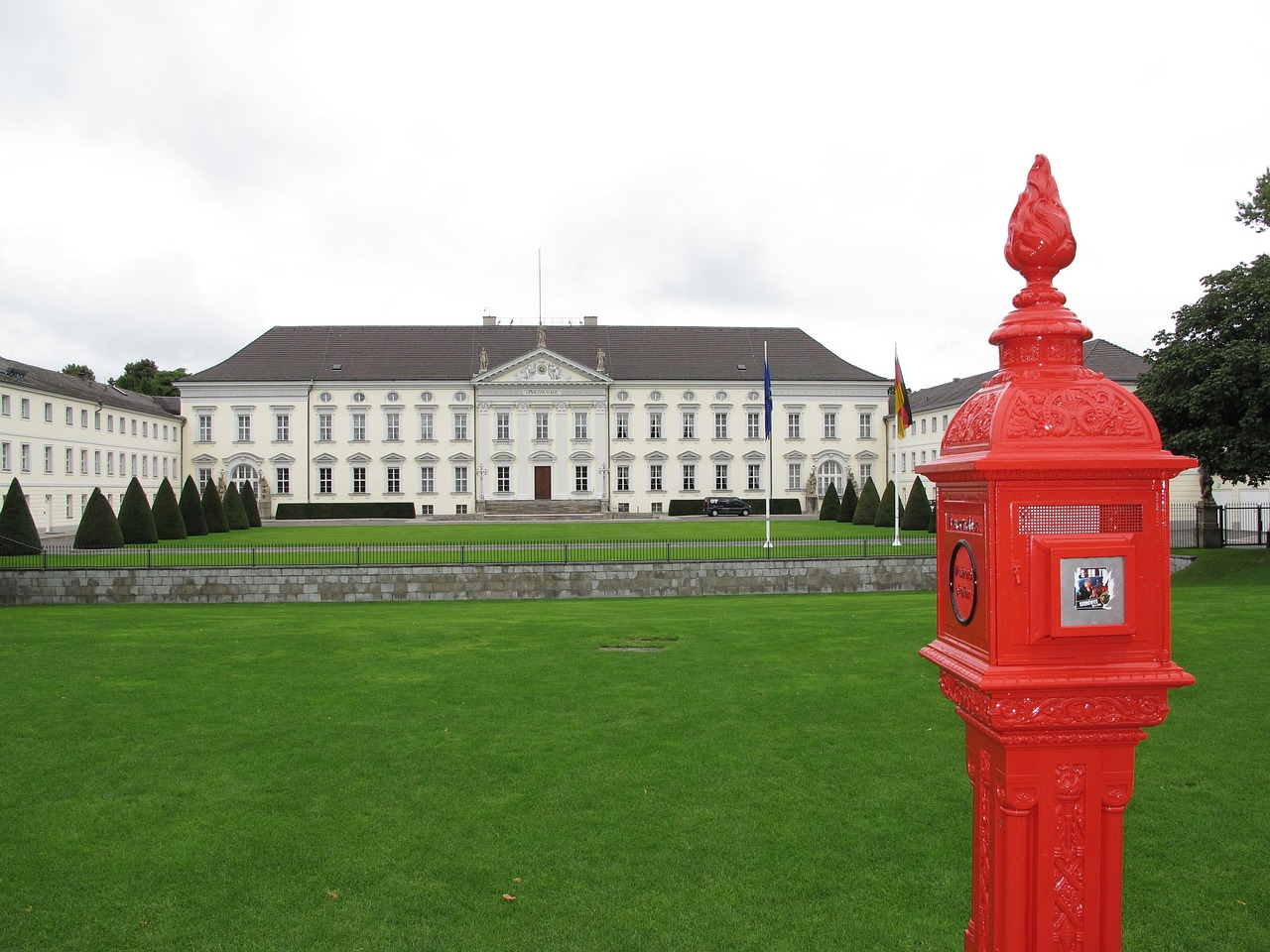 erfahren sie alles über das amt des bundespräsidenten in deutschland, seine aufgaben, befugnisse und die geschichte. entdecken sie die rolle des bundespräsidenten in der deutschen politik und gesellschaft.