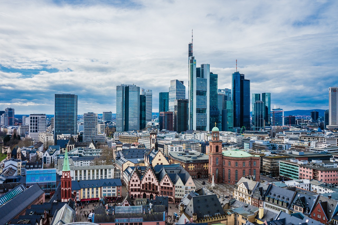 entdecken sie frankfurt, die dynamische finanzmetropole deutschlands, die für ihre beeindruckende skyline, reiche geschichte und vielfältige kultur bekannt ist. von der berühmten börse bis zu historischen altstadtvierteln bietet frankfurt zahlreiche attraktionen für jeden besucher.