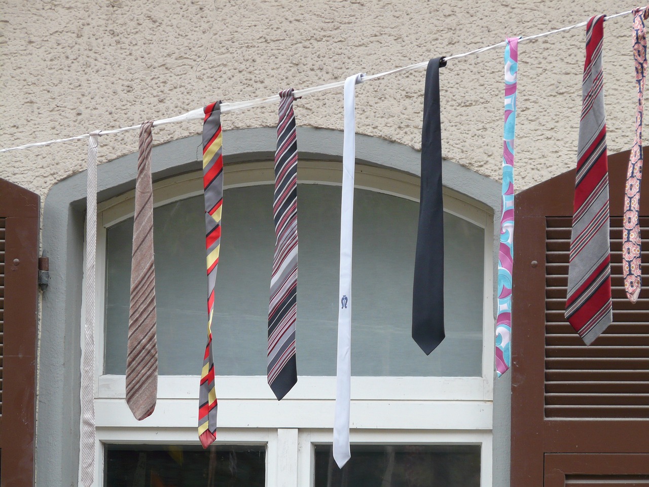 altweiberfastnacht, ein lebhaftes fest in der karnevalszeit, wo frauen in bunten kostümen das sagen übernehmen. erleben sie spaß, traditionelles brauchtum und ausgelassene feiern in den straßen voller musik und freude.