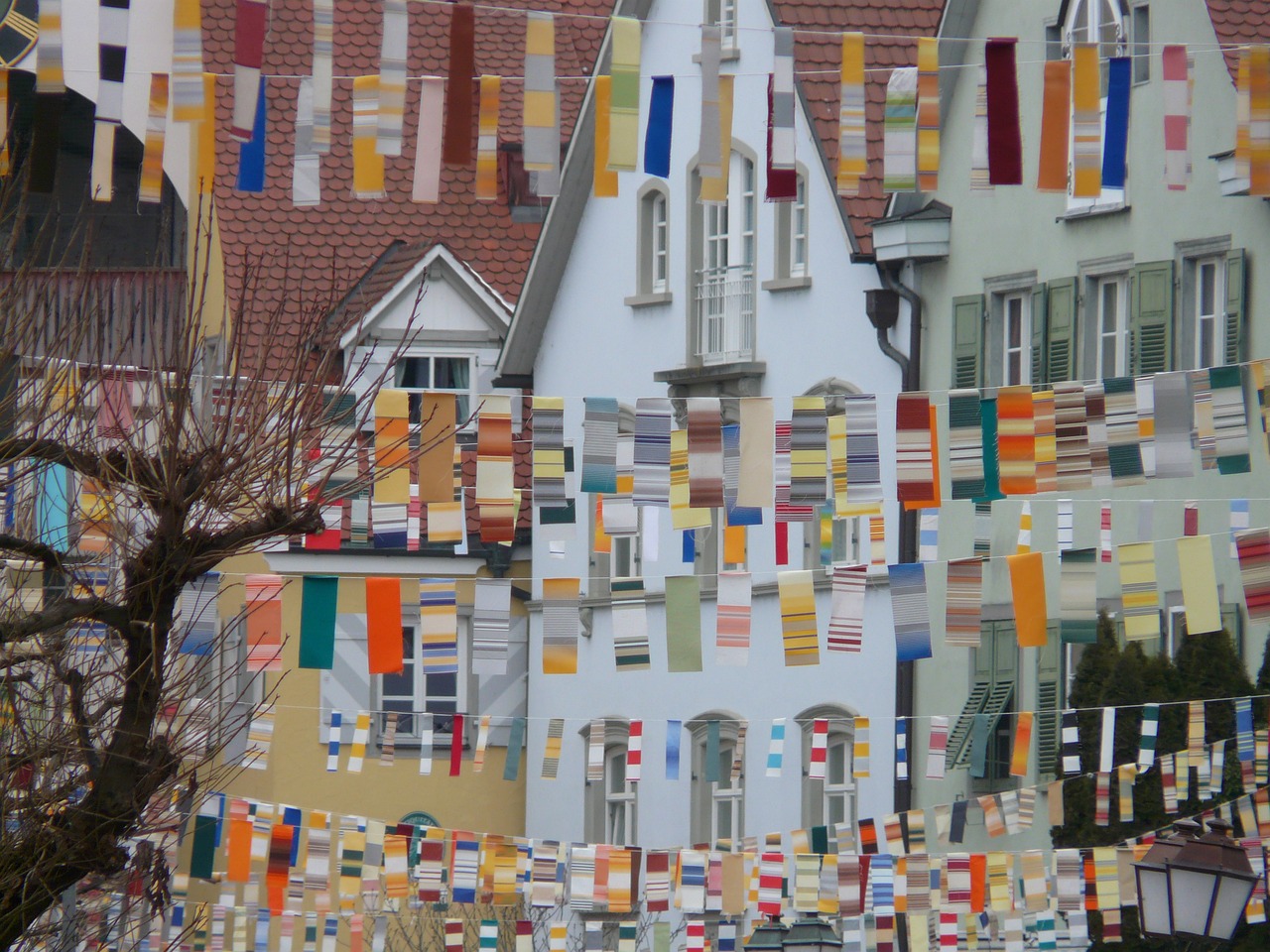 altweiberfastnacht ist ein traditioneller karnevalstag in deutschland, der vor dem höhepunkt der faschingszeit gefeiert wird. er ist bekannt für seine fröhlichen umzüge, bunte kostüme und ausgelassene stimmung, während frauen die herrschaft übernehmen und männer symbolisch entmachten.