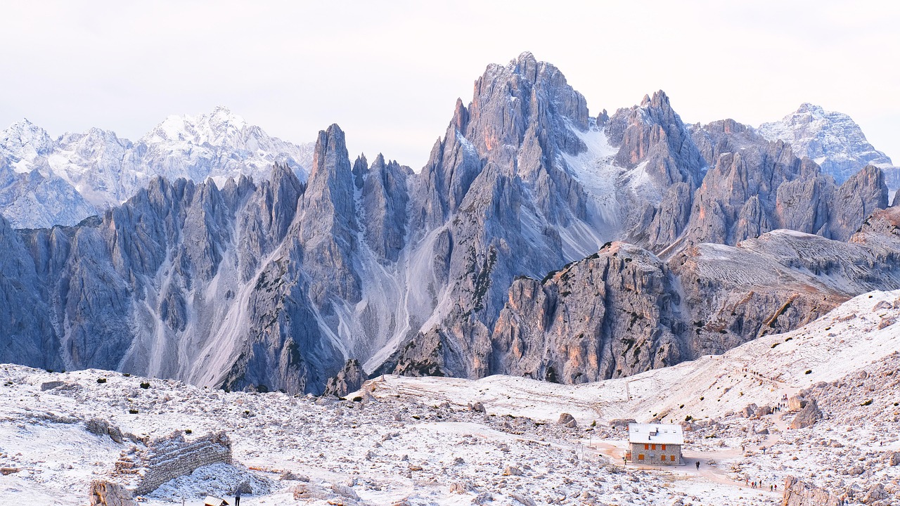 entdecken sie die atemberaubenden dolomiten, ein unesco-weltkulturerbe, bekannt für ihre majestätischen berge, pittoreske täler und unvergesslichen wander- und skierlebnisse. erleben sie die schönheit der natur und die kulturelle vielfalt dieser faszinierenden region.